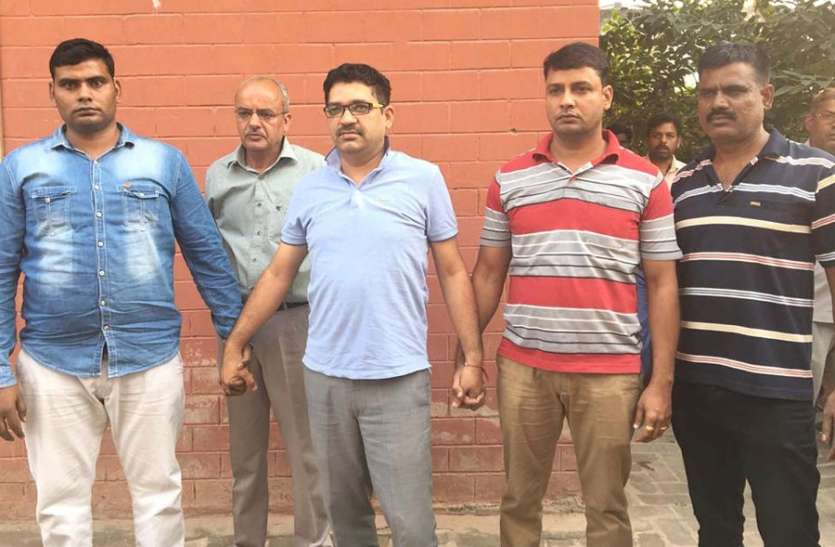रिश्वत लेते हत्थे चढ़ा बिजली निगम का एसडीओ रिश्वत लेते हत्थे चढ़ा बिजली निगम का एसडीओ