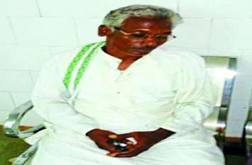 Babu assaulted elderly farmer for not giving bribe in SDM office SDM ऑफिस में रिश्वत नहीं देने पर बाबू ने की बुजुर्ग किसान से मारपीट, मिशल निकलवाने पहुंचा था पीडि़त