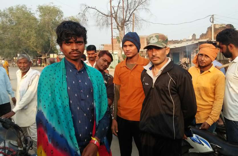 A thief carrying a stolen bike was caught like this, news in hindi, mp news, dabra news चोरी की बाइक ले जा रहे चोर को ऐसे पकड़ा