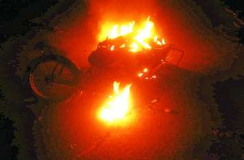 A tremendous collision between two bikes, then the bike burned down दो बाइकों में हुई जबरदस्त टक्कर, फिर देखते ही देखते जलकर खाक हो गई बाइक