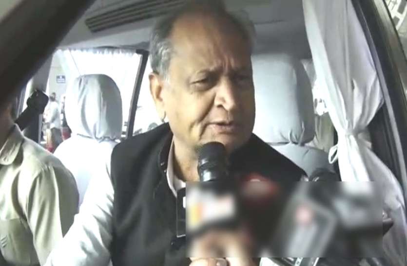 Ashok Gehlot takes on BJP attack over Congress Familyism परिवारवाद पर बोले Ashok Gehlot, 'ये राजा महाराजाओं का युग नहीं, जहां रानी के पेट से राजा पैदा होता है'