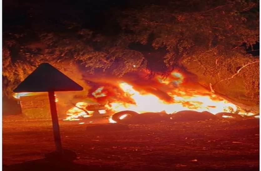 fire in shop at mahajan bikaner सरकारी अस्पताल के परिसर में लगी आग