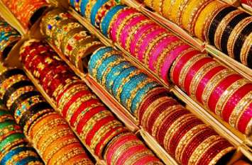 Bangle business reached crores, demand increased due to Karvachauth Karwa Chauth 2019: करोड़ों में पहुंचा चूड़ी कारोबार, करवाचौथ को लेकर बढ़ गई डिमांड