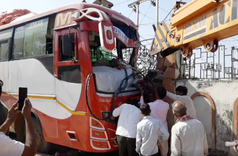 bus_accident.jpg 80 श्रद्धालुओं से भरी बस के ब्रेक फेल, यात्रियों में मच गई चीख-पुकार, फिर चालक ने दिखाई ऐसी चाल
