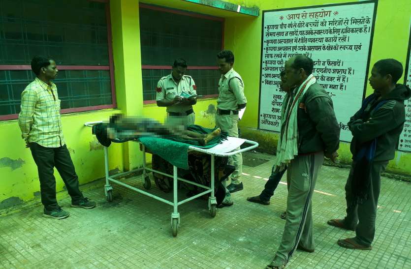 आंगनबाड़ी भवन का छज्जा गिरने से दबकर 8वीं के छात्र की मौत, गिरगिट देख भागने के दौरान हादसा आंगनबाड़ी भवन का छज्जा गिरने से दबकर 8वीं के छात्र की मौत, गिरगिट देख भागने के दौरान हादसा