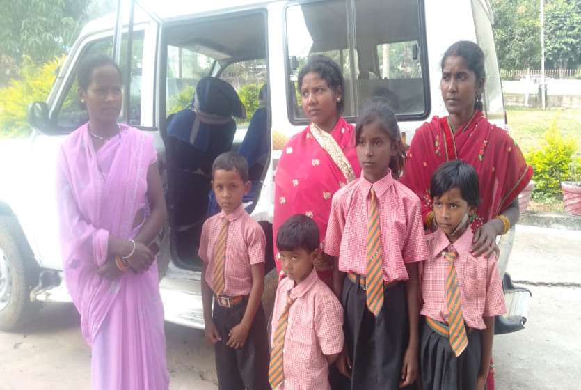 तेज रफ्तार स्कूल वैन खेत में पलटी, बच्चों को रोता-बिलखता छोड़ भागा ड्राइवर, चीख-पुकार सुन दौड़े...