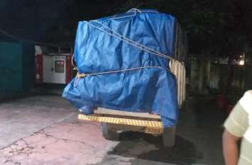 Illicit goods seized from pickup driver पुलिस को देखते ही पिकअप चालक के उड़ गए होश, भागने लगा तो पुलिस ने नाकाबंदी कर पकड़ा, 50 कार्टून में भरा था ये अवैध सामान