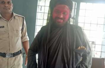 The sharpened arms were placed inside the black veneer काले लिबास के अंदर रखा था धारदार हथियार