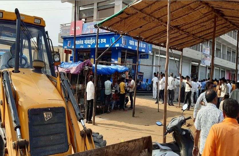 सांचौर. न्यू बस स्टेशन के पास अतिक्रमण हटाने गए नगरपालिका के दस्ते को दुकानदारों व ठेला संचालकों के बीच विवाद के बाद बिना कार्रवाई किए ही बैरंग लौटना पड़ा अतिक्रमण हटाने गए पालिका के दस्ते को आखिर क्यों लौटना पड़ा बैरंग...पढ़ें पूरी खबर