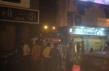suddenly fire burn a shop, watch video दुकान में लगी आग, लपटे उठते ही मची भगदड़, देखें वीडियो