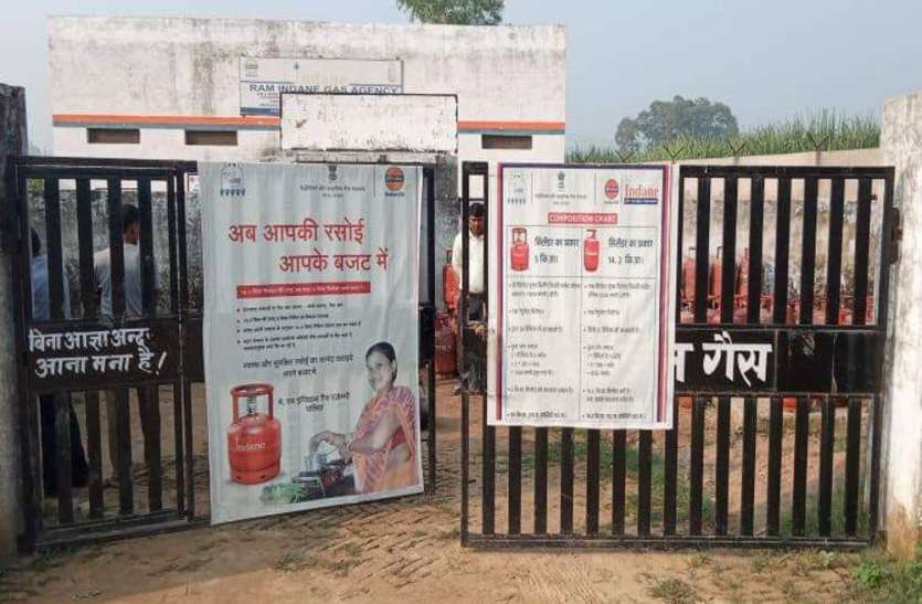 चौकीदार को बंधक बनाकर बदमाशों ने कर दी बड़ी वारदात, जांच में जुटी पुलिस चौकीदार को बंधक बनाकर बदमाशों ने कर दी बड़ी वारदात, जांच में जुटी पुलिस