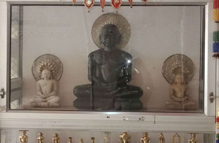 Jain Mandir 200 वर्ष पुराना जैन मंदिरः करवा चौथ की रात्रि में मंदिर के शिखर में समा गई थी ज्वाला