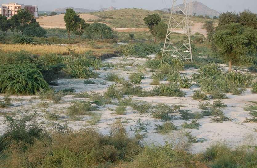 1300 से अधिक ग्रेनाइट इकाइयां है जालोर शहर में, इनसे बढ़ी तादाद में निकलती है स्लरी, पर्यावरण प्रदूषण का खतरा सता रहा, कई तरह की बीमारियों का अंदेशा, लेकिन संबंधित महकमा जालोर में नहीं जालोर का पर्यावरण प्रदूषण नियंत्रण बालोतरा के भरोसे!