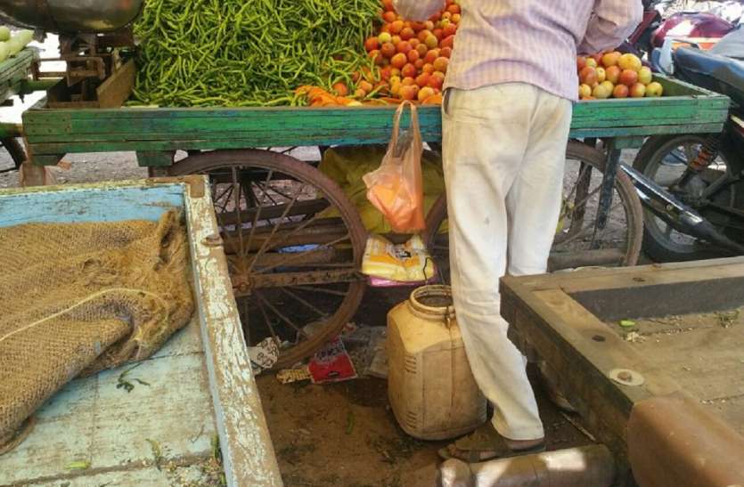 प्रतिबंध के बाद भी नहीं रुक रहा सिंगल यूज प्लास्टिक का उपयोग प्रतिबंध के बाद भी नहीं रुक रहा सिंगल यूज प्लास्टिक का उपयोग