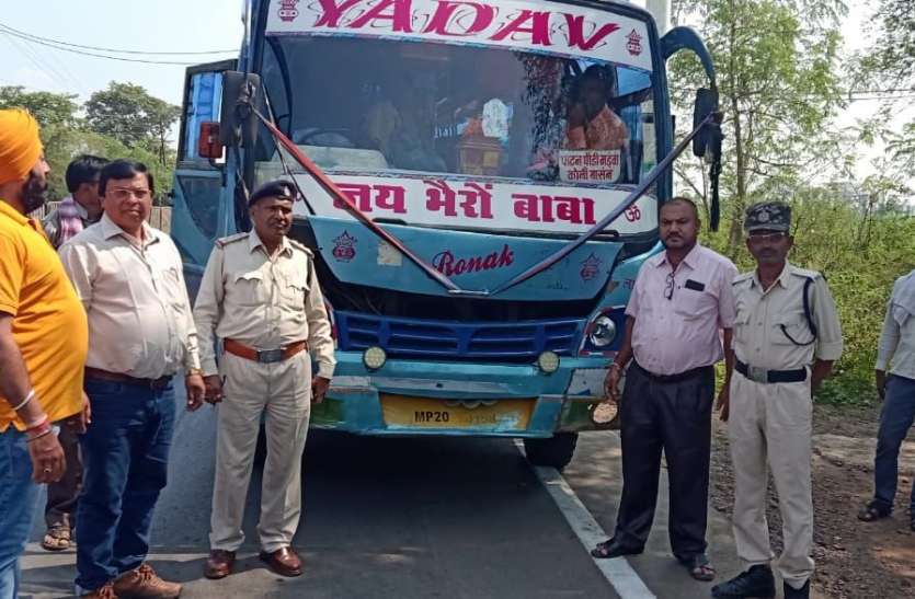 over-loading #Bus गजब बिना दस्तावेजों की बस, ऊपर से ओवर लोडिंग
