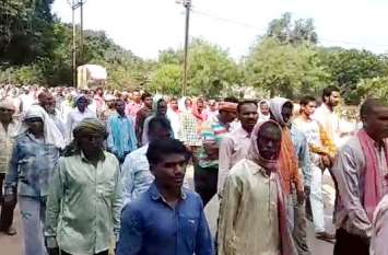 Hundreds of protesters march in Mahasamund against elephant attack जंगली हाथियों के आतंक से परेशान किसानों ने निकाली रैली, कलेक्टर को सौंपा ज्ञापन
