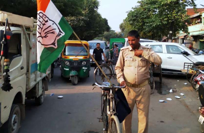 रोजगार छिना तो कांग्रेस के चुनाव प्रचार में उतरा होमगार्ड ...तो कांग्रेस प्रत्याशी के चुनाव प्रचार में उतरा होमगार्ड