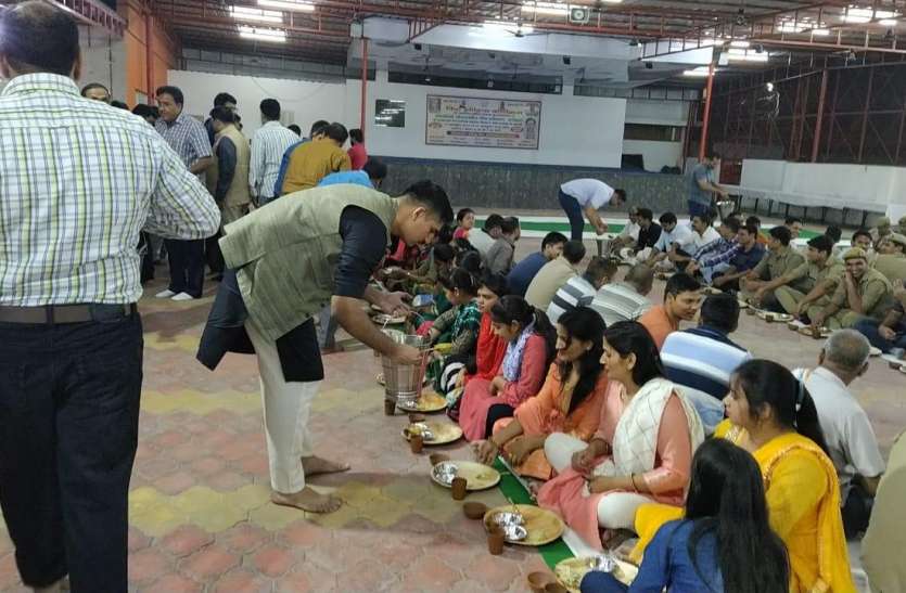 ssp.jpg Muzaffarnagar में Happy Birthday बोलने के बाद अब पुलिस अधिकारी कर्मचारियों को अपने हाथ से खिला रहे खाना