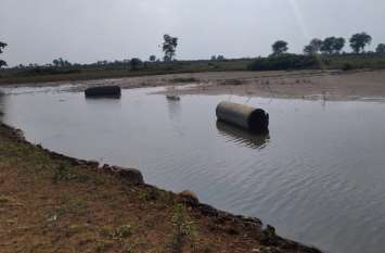 Crop lost due to water logging बिना पाइप डाले बढ़ा दी रोड की ऊंचाई, खेत में पानी भरने से बर्बाद हो गई फसल