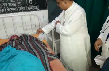 Uttar Pradesh Health Minister Atul Garg Reach Shamli CHC Video: अस्पताल पहुंचे स्वास्थ्य राज्यमंत्री ने मरीजों काे दिए 100-100 रुपये