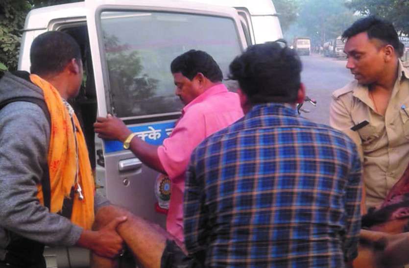 खून से लथपथ मिला टैंकर का हेल्पर, इंडियन ऑयल के गोपालपुर डिपो से करता था डीजल व पेट्रोल परिवहन का काम, इलाज के दौरान हुई मौत खून से लथपथ मिला टैंकर का हेल्पर, इंडियन ऑयल के गोपालपुर डिपो से करता था डीजल व पेट्रोल परिवहन का काम, इलाज के दौरान हुई मौत