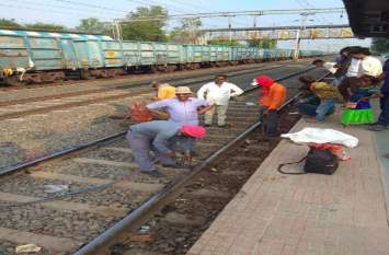 Sub station master left panel during goods train departure रेल प्रशासन के दो अधिकारियों ने यात्रियों की जान को लगा दिया दाव पर