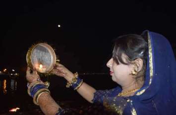 Karwachauth: Women fasted and wished Sajan for a long life सोलह श्रृंगार करके किया चांद का दीदार