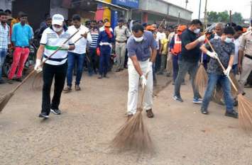 Nagar nigam Commissioner sweeps with Singrauli Collector and SP सफाई करने कलेक्टर व एसपी के साथ आयुक्त ने उठा लिया झाड़ू, जानिए पूरा मामला