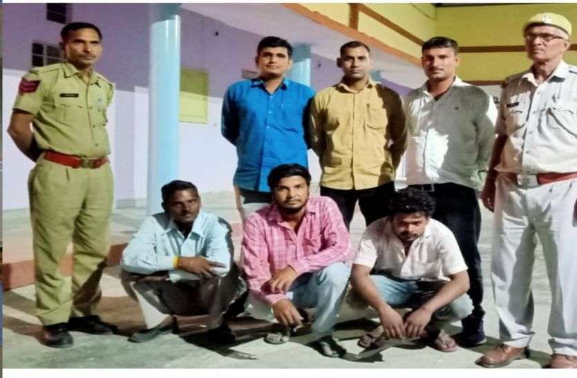 पटाखों के गोदाम पर छापा, तीन जने गिरफ्तार पटाखों के गोदाम पर छापा, तीन जने गिरफ्तार