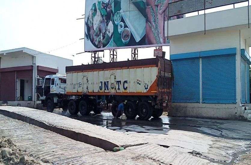 वाहन धुलाई के नाम पर कर रहे धरती का सीना छलनी, नहीं कर रहे पानी का संचय वाहन धुलाई के नाम पर कर रहे धरती का सीना छलनी, नहीं कर रहे पानी का संचय