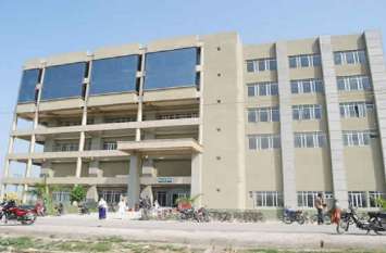 clash between medical college students and administration in azmgarh मेडिकल कालेज के छात्र व प्रशासन में विवाद