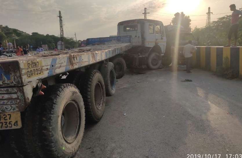 road accident तीन वाहन टकराए, यातायात बाधित