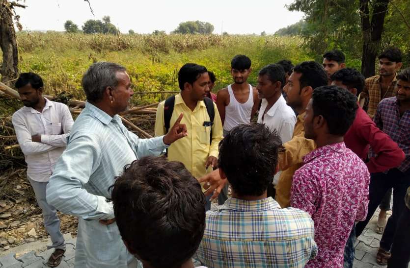 घटिया निर्माण को लेकर भडक़े ग्रामीण और दे डाली चेतावनी घटिया निर्माण को लेकर भडक़े ग्रामीण और दे डाली चेतावनी