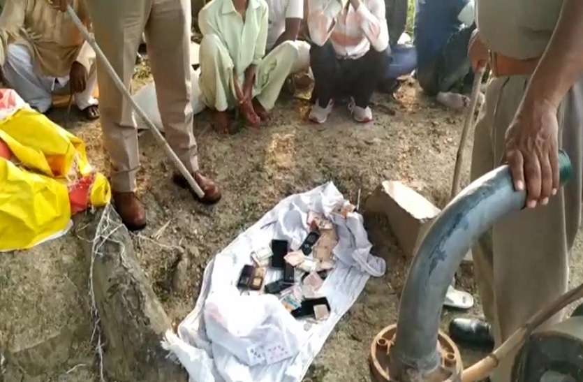 पुलिस का जुआ के फड़ पर छापा, 12 सट्टा किंग सहित 50 हजार की नगदी बरामद, मुख्य संचालक फरार पुलिस का जुआ के फड़ पर छापा, 12 सट्टा किंग सहित 50 हजार की नगदी बरामद, मुख्य संचालक फरार