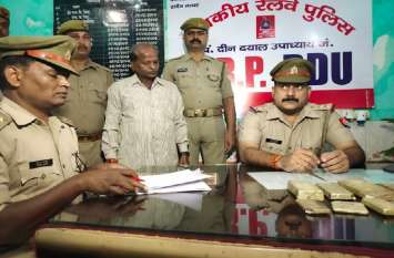 Chandauli police arrested smuggler with nine kg silver नौ किलो चांदी के साथ पकड़ा गया तस्कर