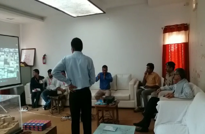 मुख्य सचिव आरके तिवारी को विश्वनाथ कॉरिडोर के बारे में बताते कमिश्नर मुख्य सचिव ने विश्वनाथ कॉरिडोर निर्माण कार्य की ली जानकारी