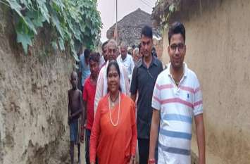 sadhvi niranjan jyoti in chitrakoot उपचुनाव बना नाक का सवाल, जनता की चौखट पर देर रात तक लग रही दिग्गजों की चौपाल