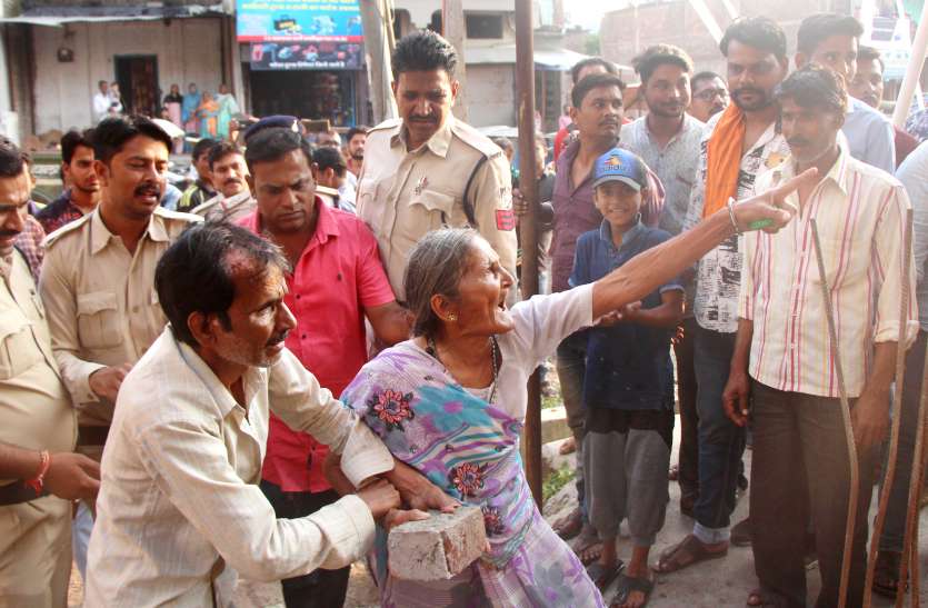 अतिक्रमण हटाने गया दल शिकायतकर्ता की कालर पकड़ी और पत्थर लेकर दौड़ी महिलाएं अतिक्रमण हटाने गया दल शिकायतकर्ता की कालर पकड़ी और पत्थर लेकर दौड़ी महिलाएं