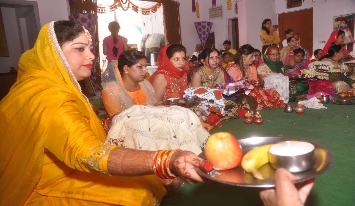 तुमको हमारी उमर लग जाए: करवा चौथ पर महिलाओं ने की कुछ ऐसी ही मंगल कामना.....देखिए खास तस्वीरें तुमको हमारी उमर लग जाए: करवा चौथ पर महिलाओं ने की कुछ ऐसी ही मंगल कामना.....देखिए खास तस्वीरें