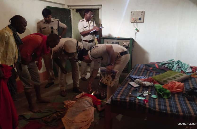कमरे में महिला की लाश मिलने से क्षेत्र में हड़कंप, चेहरे में नाखून के निशान, बलेड व गमछा भी बरामद कमरे में महिला की लाश मिलने से क्षेत्र में हड़कंप, चेहरे में नाखून के निशान, बलेड व गमछा भी बरामद