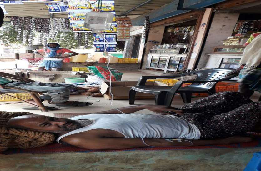 4 महीने से बोर से आ रहा गंदा पानी, फैला डायरिया, एक की मौत, 40 बीमार, दुकान व घर के आंगन में चल रहा इलाज, देखिए तस्वीरें 4 महीने से बोर से आ रहा गंदा पानी, फैला डायरिया, एक की मौत, 40 बीमार, दुकान व घर के आंगन में चल रहा इलाज, देखिए तस्वीरें