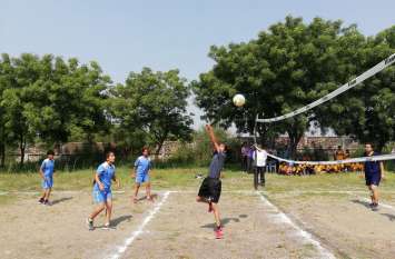 Playing field, coach, sports officer, yet had to play volleyball खेल मैदान, कोच, खेल अधिकारी नही फिर भी खेलनी पड़ी वालीबॉल