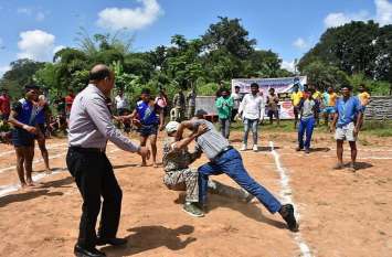 dantewada collector and sp played kabaddi in Naxalite area पहली बार इस नक्सल प्रभावित गांव पहुंचे कलेक्टर ने एसपी को चारो खाने चित्त कर जीत लिया दिल