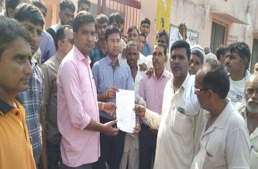 स्कूल पर लगाया ताला, दो घंटे बाद खोला स्कूल पर लगाया ताला, दो घंटे बाद खोला