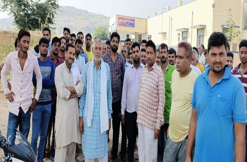 सब्जी के पैसे मांगने पर दुकानदार से मारपीट सब्जी के पैसे मांगने पर दुकानदार से मारपीट