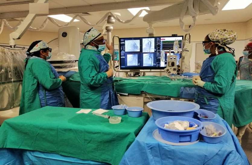 operation.jpeg छोटे घाव से शुरू हुई बीमारी ने ले लिया भयानक रूप, शर्मिंदगी में आखिर क्यों जी रहा था ये शख्स?