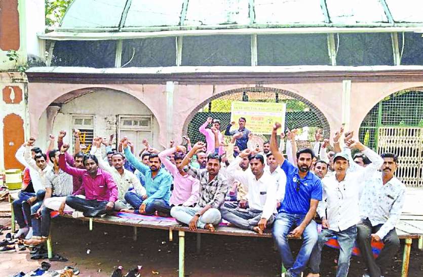 रोजगार सहायक-सचिव की हड़ताल से लोगों के अटके काम रोजगार सहायक-सचिव की हड़ताल से लोगों के अटके काम