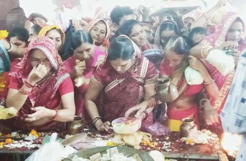 करवा चौथ पर महिलाओं ने की पति की दीर्घायु की कामना करवा चौथ पर महिलाओं ने की पति की दीर्घायु की कामना