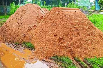 Illegal sand mining and transportation शासन ने रायल्टी पर्ची जारी नहीं की फिर भी नदी से रेत खनन और परिवहन हो रहा