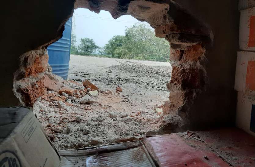 जनरल स्टोर में सेंधमार, पांच हजार नकदी समेत हजारों का माल ले उड़े चोर, पुलिस की रात्रि गश्त पर उठने लगे सवाल जनरल स्टोर में सेंधमारी, पांच हजार नकदी समेत हजारों का माल ले उड़े चोर, पुलिस की रात्रि गश्त पर उठने लगे सवाल